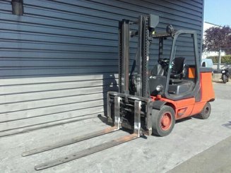 Empilhador de contrapeso 4 rodas Fenwick E40P - 1