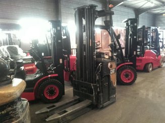 Stacker com condutor transportado Caterpillar NSR16N