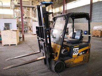 Empilhador de contrapeso 3 rodas