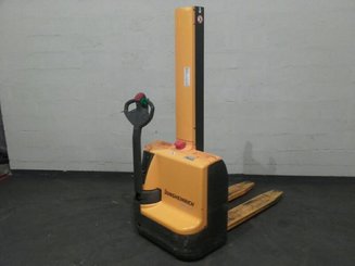 Stacker com condutor a pé Jungheinrich EMC110 - 1
