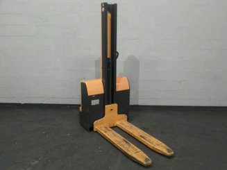 Stacker com condutor a pé Jungheinrich EMC110 - 4