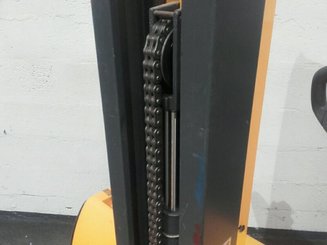 Stacker com condutor a pé Jungheinrich EMC110 - 5