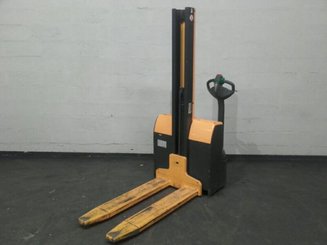 Stacker com condutor a pé Jungheinrich EMC110 - 3