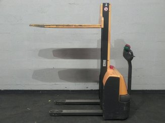 Stacker com condutor a pé Jungheinrich EMC110 - 1