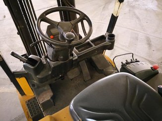Empilhador de contrapeso 4 rodas Caterpillar EP35K - 1