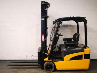 Empilhador de contrapeso 3 rodas Caterpillar EP18NT - 1