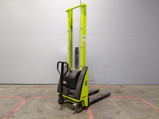 Stacker com condutor a pé Lifter TX 10/20 - 1