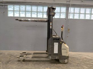 Stacker com condutor a pé Crown ESI4000-12 - 8