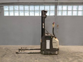Stacker com condutor a pé Crown ESI4000-12 - 6