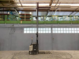 Stacker com condutor a pé Crown ESI4000-12 - 13