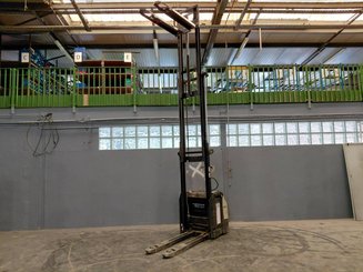 Stacker com condutor a pé Crown ESI4000-12 - 17