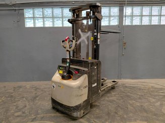 Stacker com condutor a pé Crown ESI4000-12 - 9