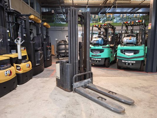 Stacker com condutor a pé Crown WE2300-16 - 1