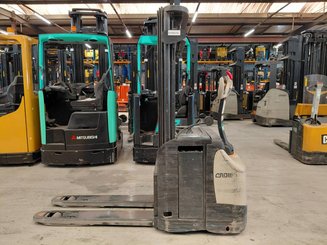 Stacker com condutor a pé Crown ESI4000-12 - 2