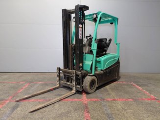 Empilhador de contrapeso 3 rodas Yale ERP16VTLWB