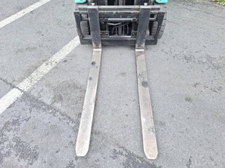 Empilhador de contrapeso 3 rodas Yale ERP16VT