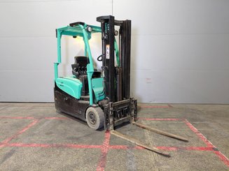 Empilhador de contrapeso 3 rodas Yale ERP16VTLWB