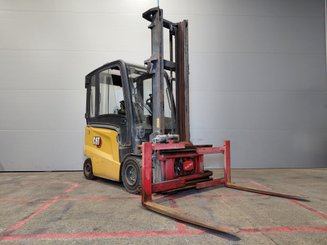Empilhador de contrapeso 4 rodas Caterpillar EP30CN - 1