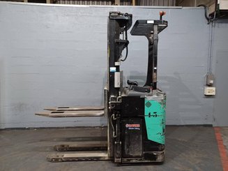Stacker com condutor transportado Caterpillar NSR20N