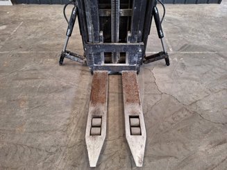 Stacker com condutor transportado Caterpillar NSR20N