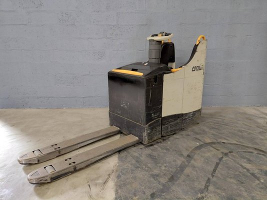 Porta-paletes eléctrico com condutor transportado Crown WT3040 - 1