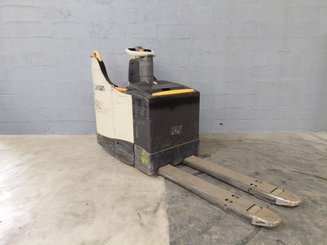 Porta-paletes eléctrico com condutor transportado Crown WT3040 - 1