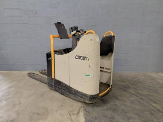 Porta-paletes eléctrico com condutor transportado Crown WT3040 - 1