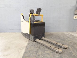 Porta-paletes eléctrico com condutor transportado Crown WT3040 - 1