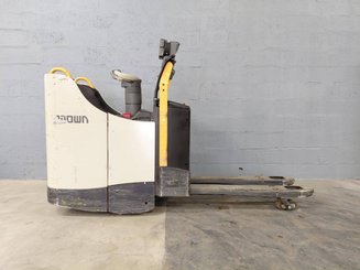 Porta-paletes eléctrico com condutor transportado Crown WT3040 - 6