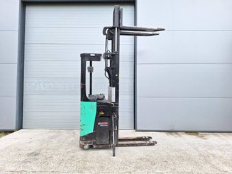 Stacker com condutor transportado Caterpillar NSR20N