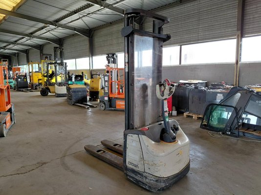Stacker com condutor a pé Crown WF3000 1.2 - 1