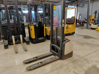 Stacker com condutor a pé Crown WF3000 10 - 1
