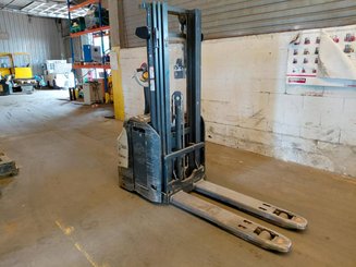 Stacker com condutor a pé Crown ESI4000-12 - 3