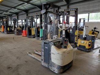 Stacker com condutor a pé Crown ESI4000-12 - 1