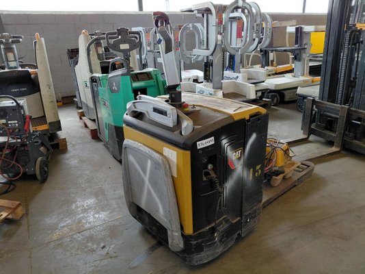 Porta-paletes eléctrico com condutor transportado Caterpillar NPV20N - 1
