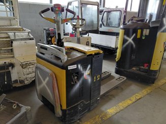Porta-paletes eléctrico com condutor transportado Caterpillar NPV20N - 1