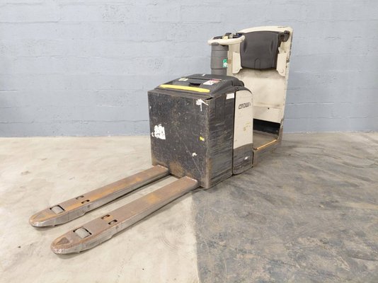 Porta-paletes eléctrico com condutor transportado Crown WT3040 2.00 - 1