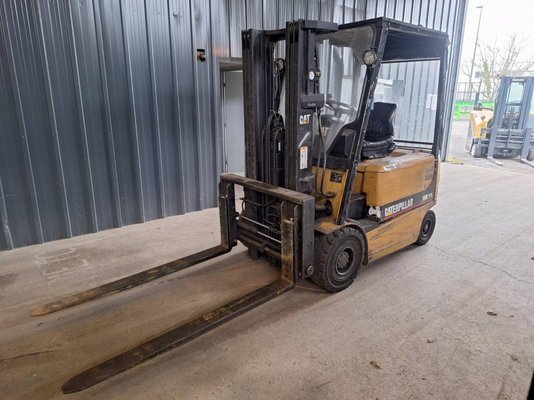 Empilhador de contrapeso 4 rodas Caterpillar EP25K-PAC - 1