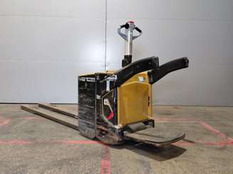 Porta-paletes eléctrico com condutor a pé Caterpillar NPV20N2