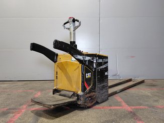 Porta-paletes eléctrico com condutor a pé Caterpillar NPV20N2