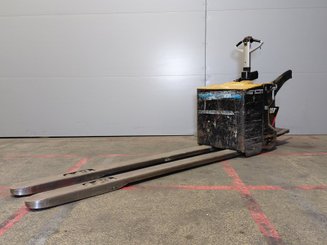 Porta-paletes eléctrico com condutor a pé Caterpillar NPV20N2
