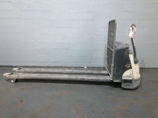 Porta-paletes eléctrico com condutor a pé Crown WP3020-2.0