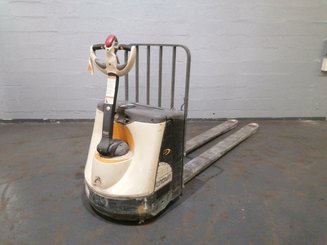 Porta-paletes eléctrico com condutor a pé Crown WP3020-2.0