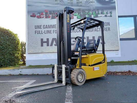 Carreta elevadora elétrica Yale ERP16VT - 1