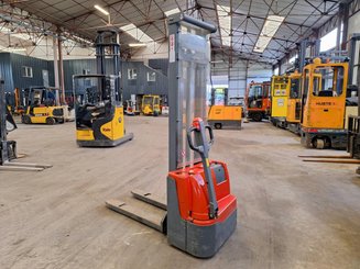 Stacker com condutor a pé Stockman SECL1035