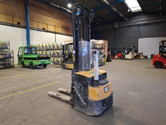 Stacker com condutor a pé Caterpillar NSP16N2