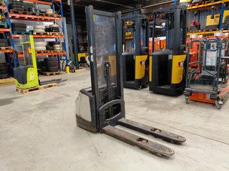 Stacker com condutor a pé Crown WF3000 10