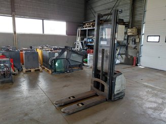 Stacker com condutor a pé Crown WF3000 1.2