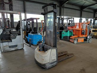 Stacker com condutor a pé Crown WF3000 1.2