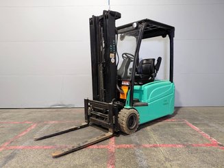 Empilhador de contrapeso 3 rodas Yale ERP20VTLWB - 1